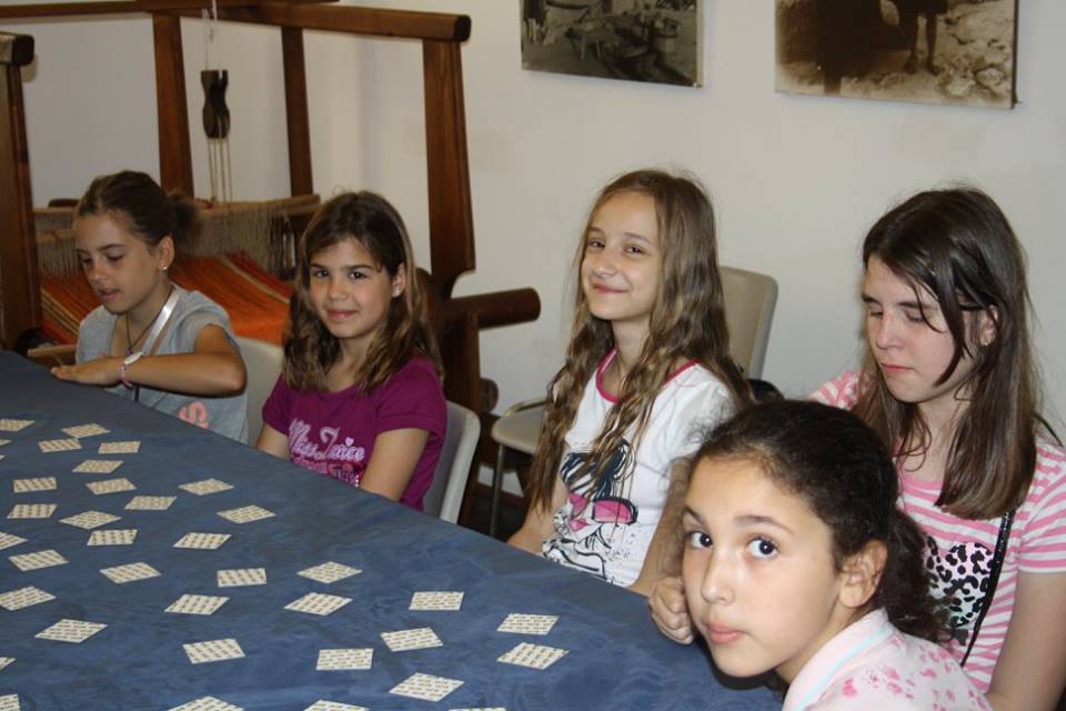 Etno dani: Osnovci igrali “Igru pamtilicu” u Gradskoj straži Etno dani: Osnovci igrali “Igru pamtilicu” u Gradskoj straži