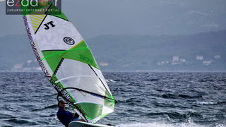 Guštanje surfera u jakom jugu Guštanje surfera u jakom jugu