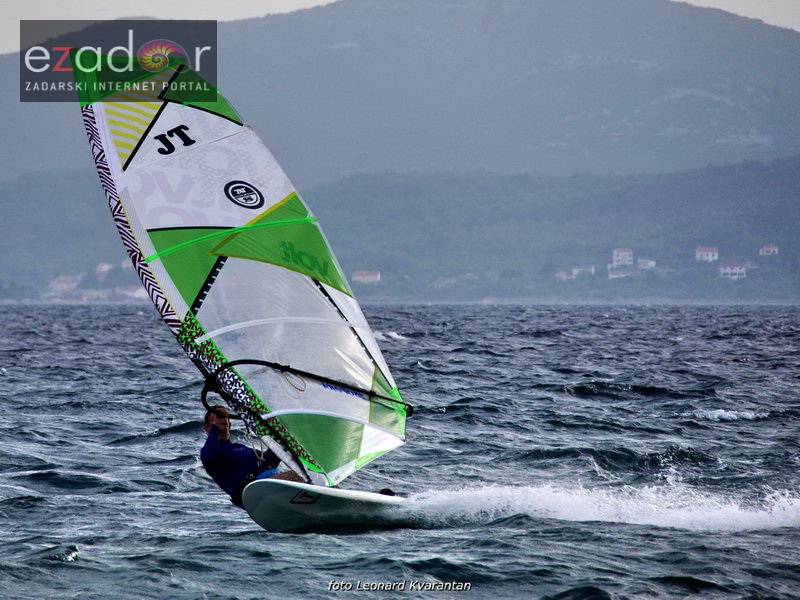 Guštanje surfera u jakom jugu Guštanje surfera u jakom jugu