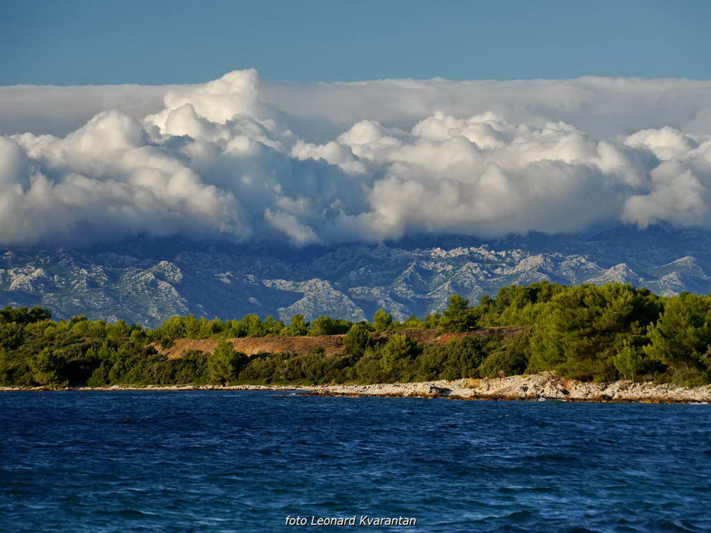 Punta Skala: Sunce tone u beskraj valova
