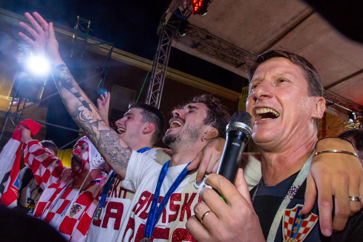 Veličanstven doček četvorice zadarskih Vatrenih od Gradskog mosta do Foruma