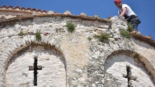 Alpinisti čiste crkvu sv. Donata od korova u redovitom održavanju pred početak turističke sezone. Foto: Dino Stanin/PIXSELL Alpinisti čiste crkvu sv. Donata od korova u redovitom održavanju pred početak turističke sezone. Foto: Dino Stanin/PIXSELL