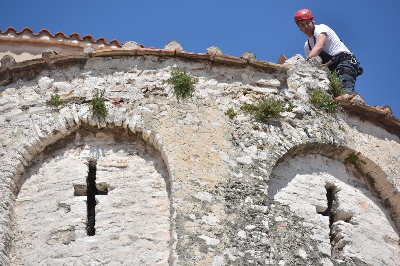 Alpinisti čiste crkvu sv. Donata od korova u redovitom održavanju pred početak turističke sezone. Foto: Dino Stanin/PIXSELL Alpinisti čiste crkvu sv. Donata od korova u redovitom održavanju pred početak turističke sezone. Foto: Dino Stanin/PIXSELL