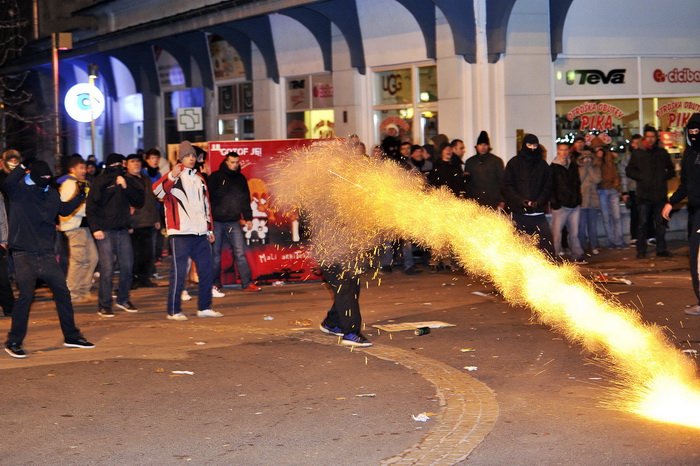 Maribor (Slovenija), 031212.
Prosvjed gradjana Maribora protiv trenutacnog gradonacelnika Franca Kanglera, osumnjicenog za umjesanost u korupciju. Prosvjed je zapoceo okupljanjem nekoliko tisuca ljudi na Trgu Slobode, a zatim se preselio ispred zgrade opc Maribor (Slovenija), 031212.
Prosvjed gradjana Maribora protiv trenutacnog gradonacelnika Franca Kanglera, osumnjicenog za umjesanost u korupciju. Prosvjed je zapoceo okupljanjem nekoliko tisuca ljudi na Trgu Slobode, a zatim se preselio ispred zgrade opc