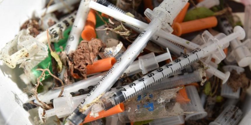 Clanovi i volonteri Udruge apstinenata za pomoc pri resocijalizaciji Porat proveli su u akciju ciscenja infektivnog otpada. U kapetanskom parku pronasli su nekoliko stotina odbacenih sprica i igala. Akcija je pokrenuta po dojavi gradjana o pronalasku odb Clanovi i volonteri Udruge apstinenata za pomoc pri resocijalizaciji Porat proveli su u akciju ciscenja infektivnog otpada. U kapetanskom parku pronasli su nekoliko stotina odbacenih sprica i igala. Akcija je pokrenuta po dojavi gradjana o pronalasku odb