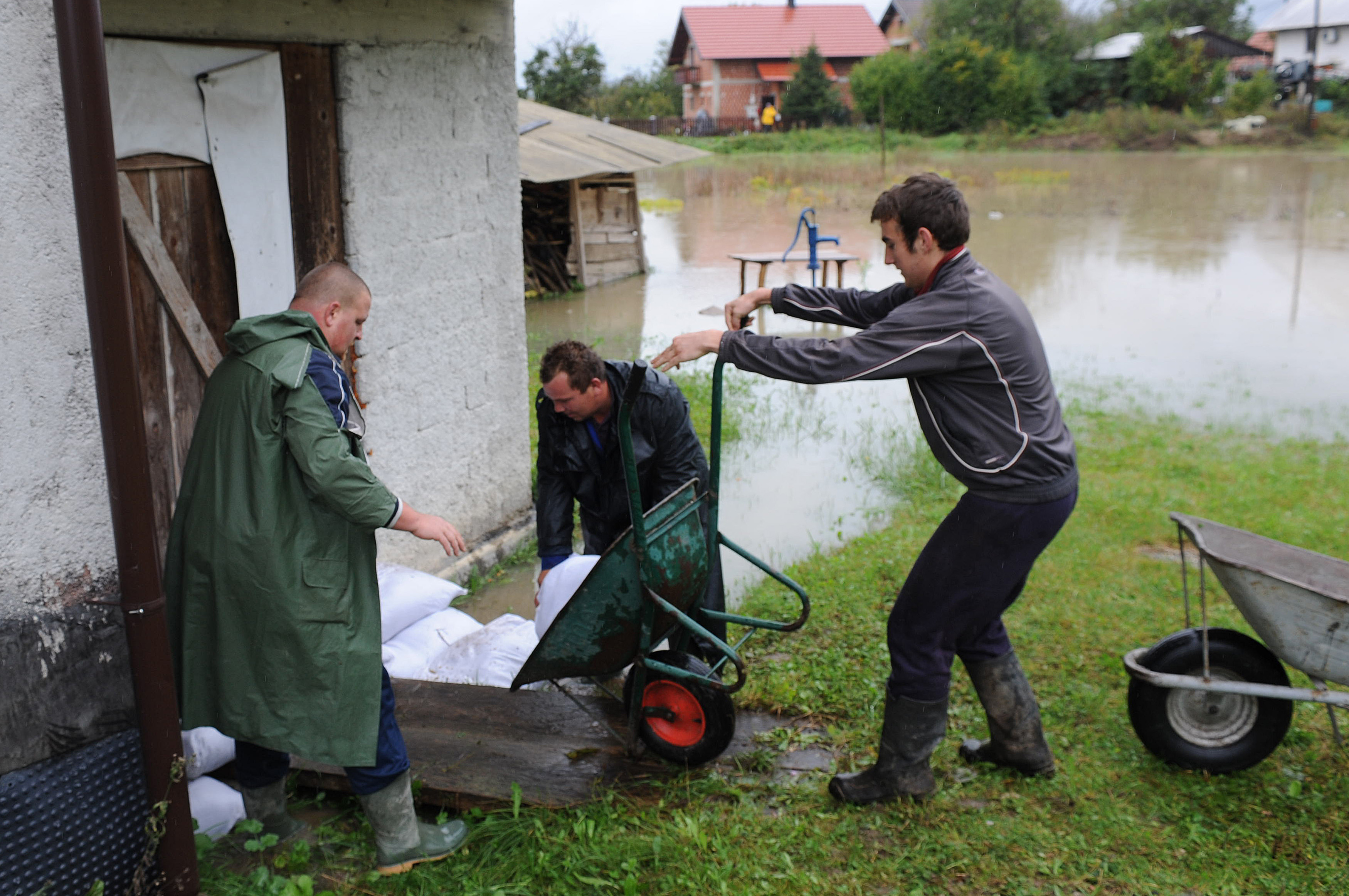 Rijeka Krapina se izlila iz svog korita nakon nekoliko dana neprekinutih kiša te je poplavila kuće i podrume u Zaprešiću, a vodostaj rijeke Save i dalje raste, Foto: Damir Krajac / CROPIX