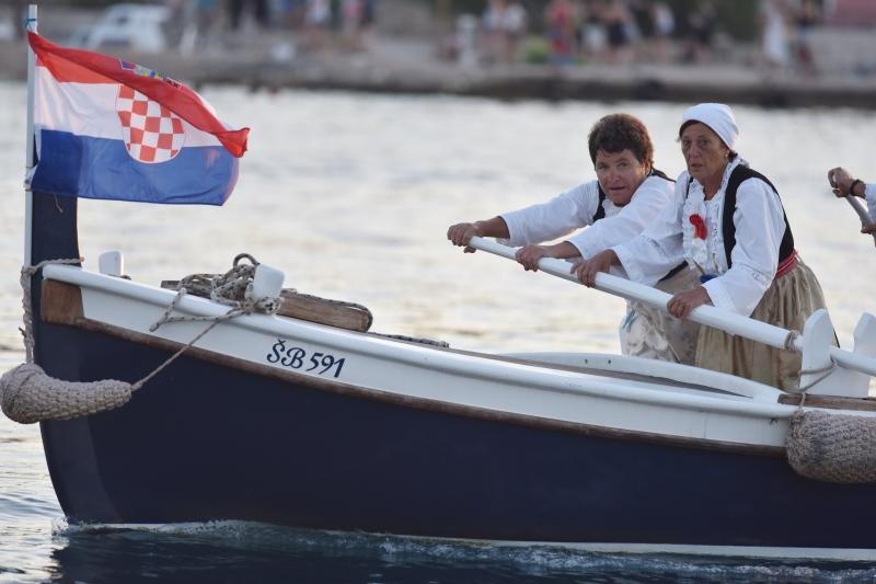 Tradicionalna ženska regata gajeta na vesla u Krapnju