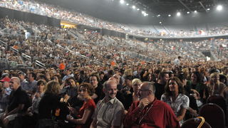 Zagreb, 250710.
Arena Zagreb, Leonar Cohen odrzao je koncert u zagrebu.
Na slici: Cohenovi fanovi u Areni Zagreb.
Foto: Damir Krajac / CROPIX