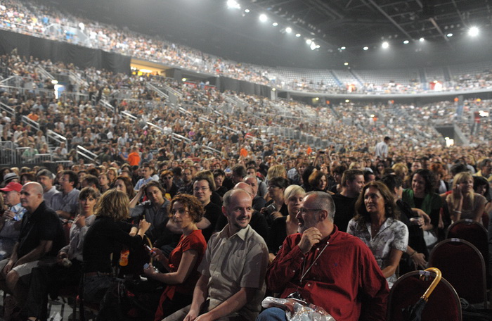 Zagreb, 250710.
Arena Zagreb, Leonar Cohen odrzao je koncert u zagrebu.
Na slici: Cohenovi fanovi u Areni Zagreb.
Foto: Damir Krajac / CROPIX