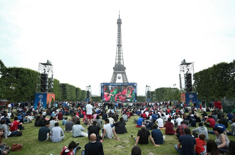 EURO 2016: Fan zona pored Eiffelovog tornja. Photo: Sanjin Strukić/PIXSELL EURO 2016: Fan zona pored Eiffelovog tornja. Photo: Sanjin Strukić/PIXSELL
