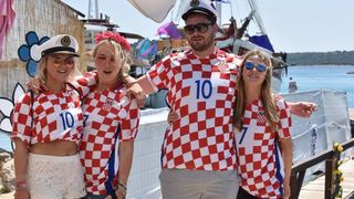 Posljednji dan Love International Festivala u Tisnom privukao je veliki broj mladih iz cijele Europe, a najviče iz Velike Britanije. Photo: Hrvoje Jelavić/PIXSELL Posljednji dan Love International Festivala u Tisnom privukao je veliki broj mladih iz cijele Europe, a najviče iz Velike Britanije. Photo: Hrvoje Jelavić/PIXSELL