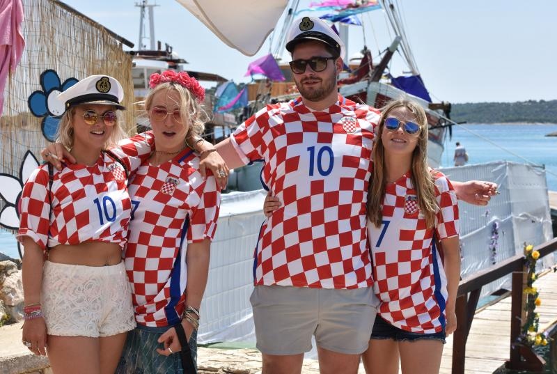 Posljednji dan Love International Festivala u Tisnom privukao je veliki broj mladih iz cijele Europe, a najviče iz Velike Britanije. Photo: Hrvoje Jelavić/PIXSELL Posljednji dan Love International Festivala u Tisnom privukao je veliki broj mladih iz cijele Europe, a najviče iz Velike Britanije. Photo: Hrvoje Jelavić/PIXSELL