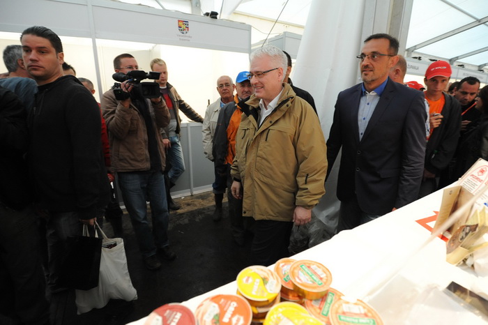 Biograd,130912.
Otvorenje 59. svjetskog prvenstva u oranju koje se odrzava u Jankolovici pokraj Biograda od 13.-15.09.2012.
Na fotografiji: ministar Jakovina i predsjednik Josipovic u obilasku standova.
Foto: Luka Gerlanc / CROPIX Biograd,130912.
Otvorenje 59. svjetskog prvenstva u oranju koje se odrzava u Jankolovici pokraj Biograda od 13.-15.09.2012.
Na fotografiji: ministar Jakovina i predsjednik Josipovic u obilasku standova.
Foto: Luka Gerlanc / CROPIX