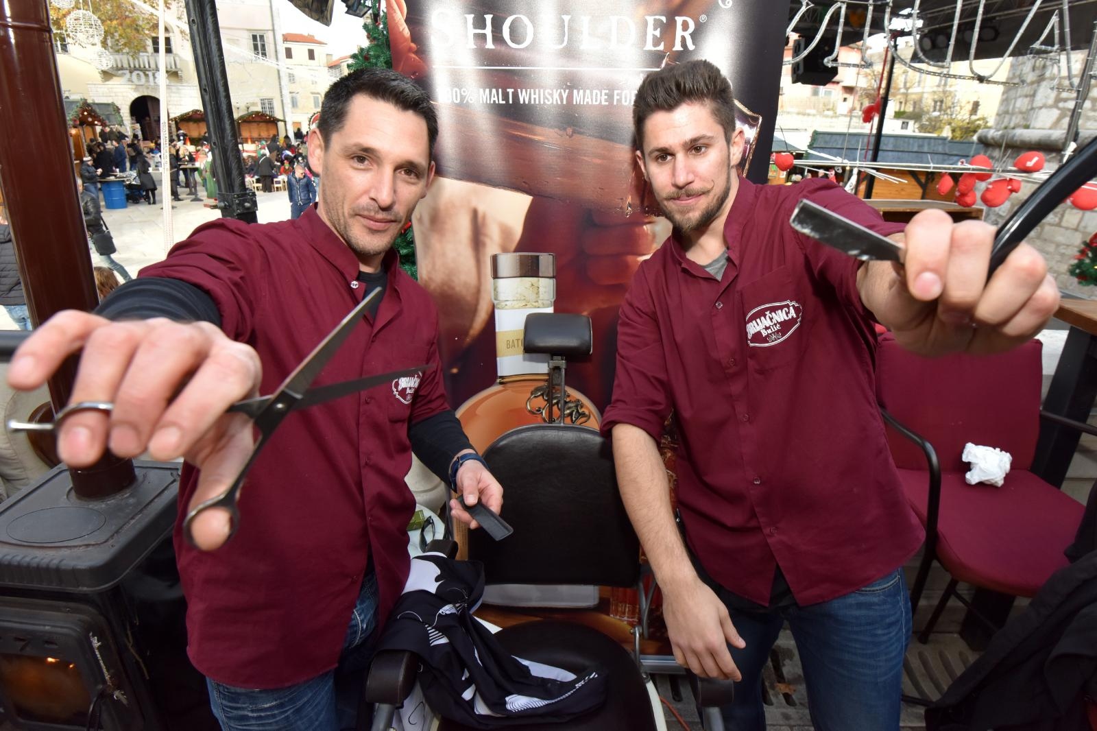 U sklopu Adventa u Zadru otvorena humanitarna brijačnica koja je nudila besplatno brijanje U sklopu Adventa u Zadru otvorena humanitarna brijačnica koja je nudila besplatno brijanje