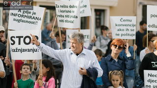 Prosvjedni skup roditelja protiv politike obaveznog cijepljenja Prosvjedni skup roditelja protiv politike obaveznog cijepljenja