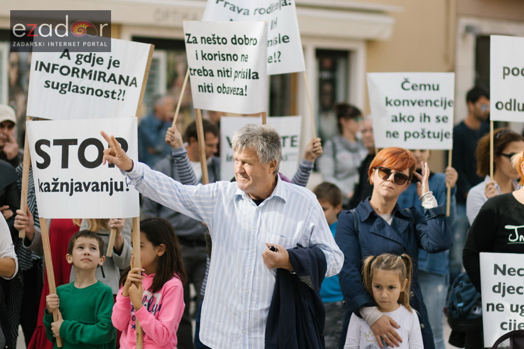 Prosvjedni skup roditelja protiv politike obaveznog cijepljenja Prosvjedni skup roditelja protiv politike obaveznog cijepljenja