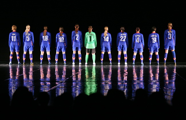 Zagreb, 240110.
U zagrebackom HNK veceras je premijerno izvedena predstava Srce moje kuca za nju. Montaz stroj i Plesni centar Tala inscenirali su legendarnu nogometnu utakmicu Hrvatske protiv Engleske iz 2007. g. kada je Hrvatska pobijedila na Wembley st