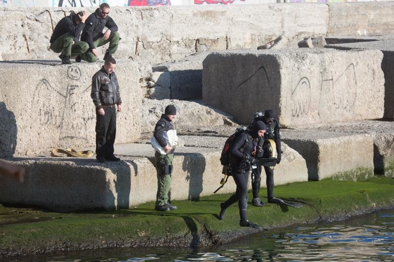 Specijalna policija Ajkule u podrucju ispred lansirne stanice tvornice Torpedo izvukla je s morskog dna jos jedan primjerak torpeda. I ovaj ce primjerak preuzeti Muzej grada Rijeke i uvrstiti ga u svoju Zbirku. Photo: Nel Pavletic/PIXSELL Specijalna policija Ajkule u podrucju ispred lansirne stanice tvornice Torpedo izvukla je s morskog dna jos jedan primjerak torpeda. I ovaj ce primjerak preuzeti Muzej grada Rijeke i uvrstiti ga u svoju Zbirku. Photo: Nel Pavletic/PIXSELL