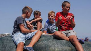 Tunuara 2016 – defile ribarica, spremanje brudeta, demonstracija ribarske vještine i koncert Zorica Kondža. Foto: TZ općine Kali/Adam Vidas Tunuara 2016 – defile ribarica, spremanje brudeta, demonstracija ribarske vještine i koncert Zorica Kondža. Foto: TZ općine Kali/Adam Vidas
