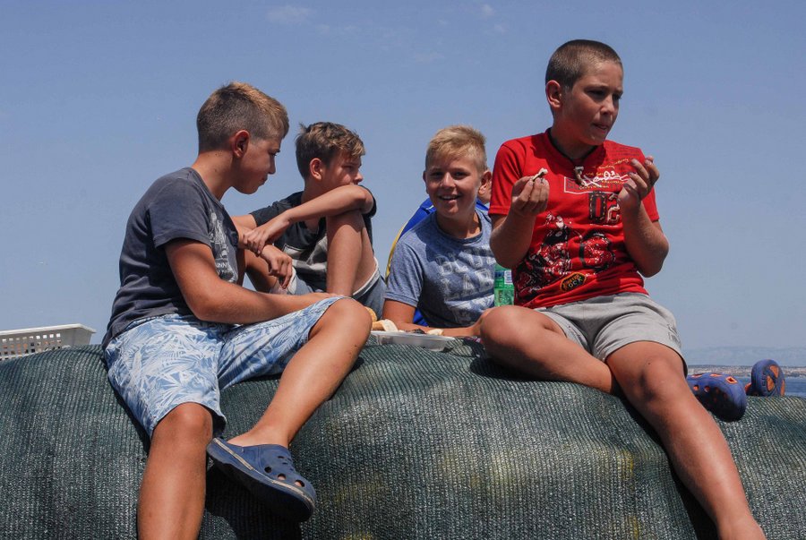 Tunuara 2016 – defile ribarica, spremanje brudeta, demonstracija ribarske vještine i koncert Zorica Kondža. Foto: TZ općine Kali/Adam Vidas Tunuara 2016 – defile ribarica, spremanje brudeta, demonstracija ribarske vještine i koncert Zorica Kondža. Foto: TZ općine Kali/Adam Vidas