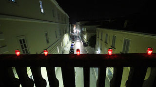 Svijeće na Kopnenim vratima i bedemu u Foši (foto:Saša Čuka) Svijeće na Kopnenim vratima i bedemu u Foši (foto:Saša Čuka)