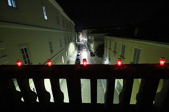 Svijeće na Kopnenim vratima i bedemu u Foši (foto:Saša Čuka) Svijeće na Kopnenim vratima i bedemu u Foši (foto:Saša Čuka)