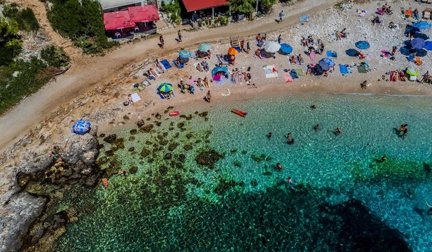 Spektakularan pogled iz zraka na uvalu i otočić Pokonji Dol kod Hvara