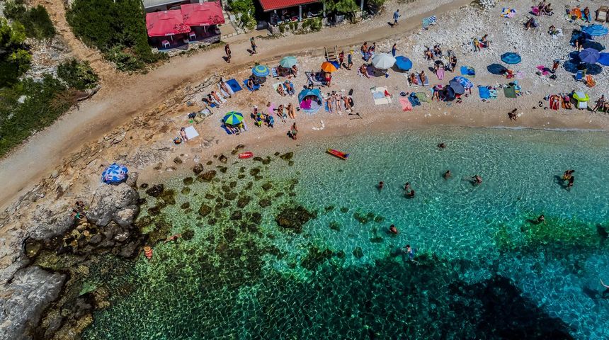 Spektakularan pogled iz zraka na uvalu i otočić Pokonji Dol kod Hvara