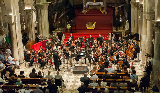 55. Glazbene večeri u Sv. Donatu: Koncert Zadarskog komornog orkestra i Romana Simovića, foto: Željko Karavida
