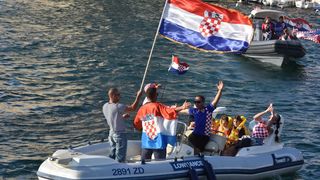 Svečani doček zadarskih Vatrenih: Jedrenjakom Branimir plovili od Gradskog mosta do gata na zadarskoj rivi