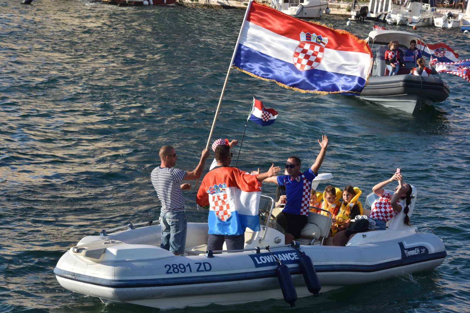 Svečani doček zadarskih Vatrenih: Jedrenjakom Branimir plovili od Gradskog mosta do gata na zadarskoj rivi