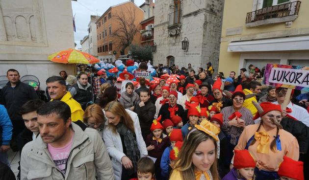 Zadar – Maskarana povorka ovogodisnjeg karnevala krenula je s Branimirove obale u centar grada gdje ih je docekao velik broj gradjana. Photo: Filip Brala/PIXSELL