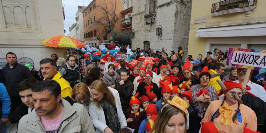 Zadar – Maskarana povorka ovogodisnjeg karnevala krenula je s Branimirove obale u centar grada gdje ih je docekao velik broj gradjana. Photo: Filip Brala/PIXSELL Zadar – Maskarana povorka ovogodisnjeg karnevala krenula je s Branimirove obale u centar grada gdje ih je docekao velik broj gradjana. Photo: Filip Brala/PIXSELL
