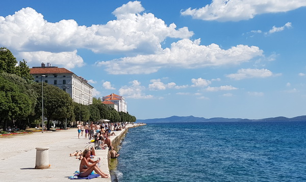 Đir uz more 19. srpnja 2016. – Uvala Draženica, kupalište Jadran, Moprske orgulje i Pozdrav suncu, zadarska riva… Foto: Mladen Malik Đir uz more 19. srpnja 2016. – Uvala Draženica, kupalište Jadran, Moprske orgulje i Pozdrav suncu, zadarska riva… Foto: Mladen Malik