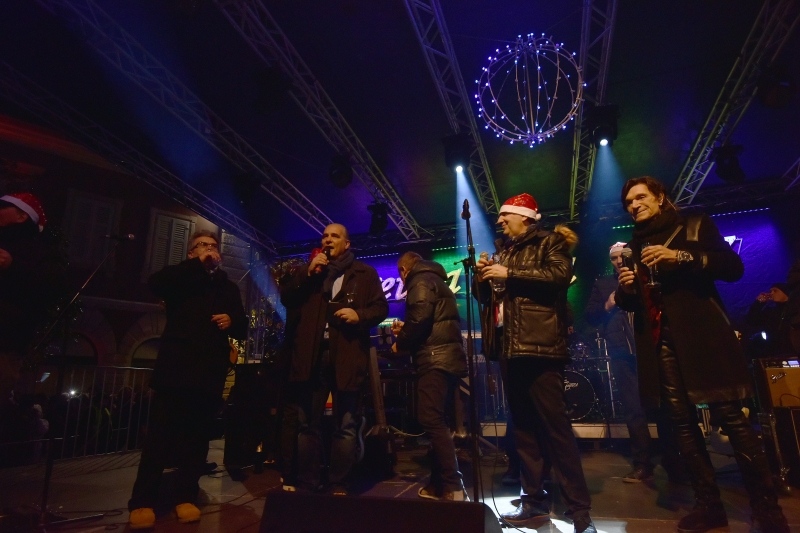 Mladen Grdović pjesmom uveo Poreč u Novu 2017.