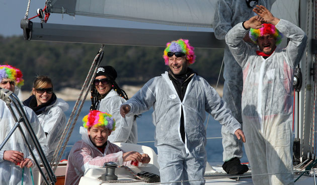 Ovog vikenda u Biogradu na Moru odrzava se tradicionalna 10. Karnevalska regata u organizaciji YC Biograd. Poprilican broj brodova na startu u subotu nije imao srece jer se jedrilo po vrlo slabom vjetru. Foto: Vladimir Ivanov / CROPIX