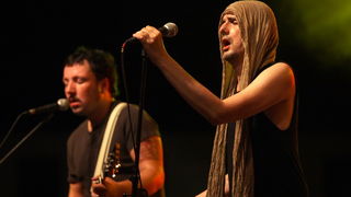 Zadar, 230612.
Drugu vecer 2.JUMF festivala koji se odrzava u Zadru na Kapetanskom, nastupili su Goran Bare i Majke. U nastupu vinkovacke grupe uzivala je mnogobrojna publika.
Foto: Andrija Lucic / CROPIX