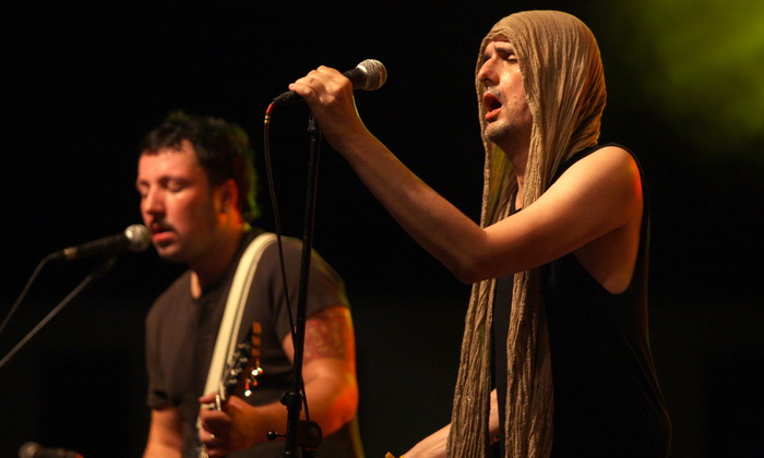 Zadar, 230612.
Drugu vecer 2.JUMF festivala koji se odrzava u Zadru na Kapetanskom, nastupili su Goran Bare i Majke. U nastupu vinkovacke grupe uzivala je mnogobrojna publika.
Foto: Andrija Lucic / CROPIX