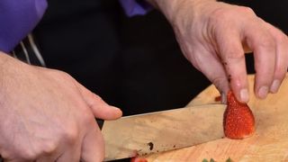 Zadar – Na prezentaciji u Impact centru Kuhar Renato Kraljev pripremao je zajedno s ucenicima tri slana i tri slatka jela s jagodama. Projektom se zeli povecati interes za uzgoj i konzumaciju jagoda u Zadarskoj zupaniji. Photo: Dino Stanin/PIXSELL Autor