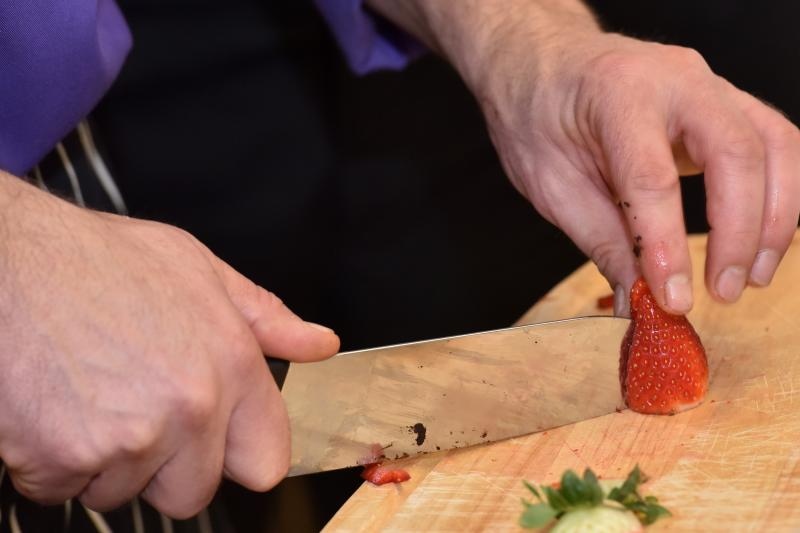 Zadar – Na prezentaciji u Impact centru Kuhar Renato Kraljev pripremao je zajedno s ucenicima tri slana i tri slatka jela s jagodama. Projektom se zeli povecati interes za uzgoj i konzumaciju jagoda u Zadarskoj zupaniji. Photo: Dino Stanin/PIXSELL Autor