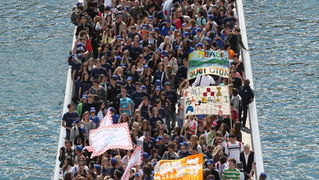 Zadar, 080510.
Zadar je domacin Susreta katolicke mladezi 2010. 
Susret ce trajati dva dana a u njemu ce sudjelovati preko 30.000 mladih iz Hrvatske i svijeta. 
Na slici: procesija s krizem od centra grada do sprtskog centra Visnjik gdje ce se sluziti mis