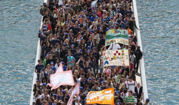 Zadar, 080510.
Zadar je domacin Susreta katolicke mladezi 2010. 
Susret ce trajati dva dana a u njemu ce sudjelovati preko 30.000 mladih iz Hrvatske i svijeta. 
Na slici: procesija s krizem od centra grada do sprtskog centra Visnjik gdje ce se sluziti mis