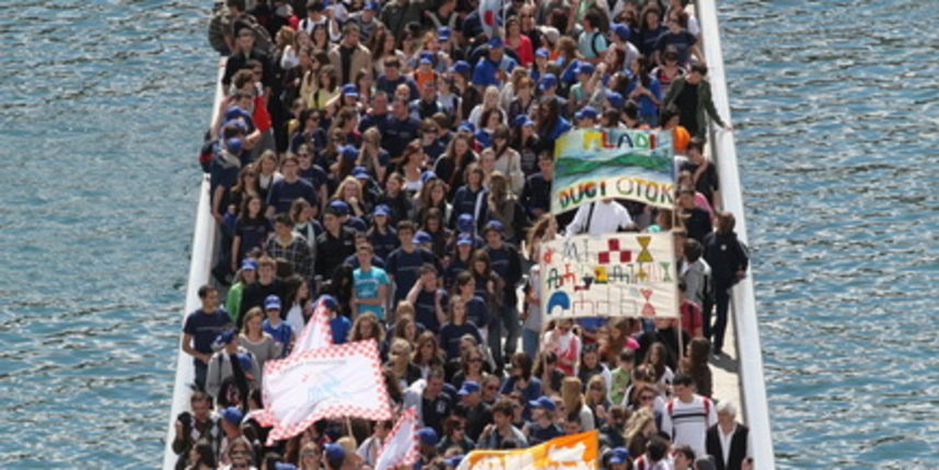 Zadar, 080510.
Zadar je domacin Susreta katolicke mladezi 2010. 
Susret ce trajati dva dana a u njemu ce sudjelovati preko 30.000 mladih iz Hrvatske i svijeta. 
Na slici: procesija s krizem od centra grada do sprtskog centra Visnjik gdje ce se sluziti mis