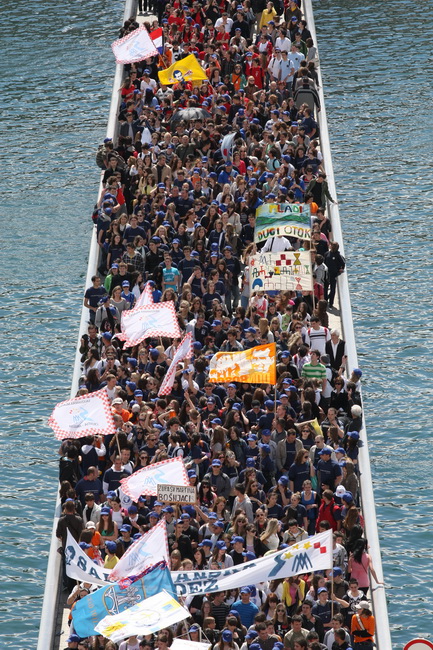 Zadar, 080510.
Zadar je domacin Susreta katolicke mladezi 2010. 
Susret ce trajati dva dana a u njemu ce sudjelovati preko 30.000 mladih iz Hrvatske i svijeta. 
Na slici: procesija s krizem od centra grada do sprtskog centra Visnjik gdje ce se sluziti mis