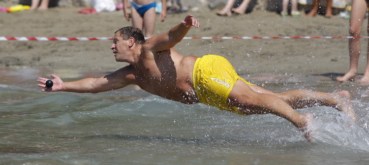 Split, 120611.
Na splitskim Bacvicama odrzano je 7. Prvenstvo svita u piciginu. Naslov pobjednika drugu godinu za redom osvojila je ekipa A1.
Foto: Ante Cizmic / CROPIX Split, 120611.
Na splitskim Bacvicama odrzano je 7. Prvenstvo svita u piciginu. Naslov pobjednika drugu godinu za redom osvojila je ekipa A1.
Foto: Ante Cizmic / CROPIX
