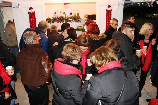 Paljenjem prve adventske svijeće i prigodnim zabavnim programom započela manifestacija Advent na otoku Viru