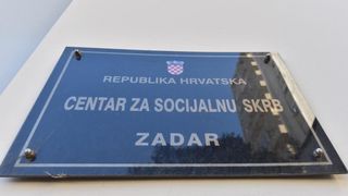 Ispred zadarskog Centra za socijalnu skrb, odrzan je prosvjed kako bi se izrazilo nezadovoljstvo nacinom rada djelatnika ove institucije. Prosvjed je potaknut nedavnim zbivanjima u skucaju obiteli Bozic. Photo: Dino Stanin/PIXSELL Autor  Dino Stanin/PIXS