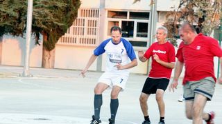 Na Stanovima se uz boćarski turnir održao i revijalni nogometni turnir. Osim prijavljenih ekipa, snage su ponovno odmjeravali liječnici Opće bolnice Zadar i predstavnici poglavarstva Grada Zadra. Na Stanovima se uz boćarski turnir održao i revijalni nogometni turnir. Osim prijavljenih ekipa, snage su ponovno odmjeravali liječnici Opće bolnice Zadar i predstavnici poglavarstva Grada Zadra.