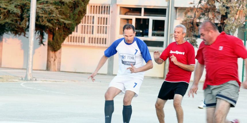 Na Stanovima se uz boćarski turnir održao i revijalni nogometni turnir. Osim prijavljenih ekipa, snage su ponovno odmjeravali liječnici Opće bolnice Zadar i predstavnici poglavarstva Grada Zadra. Na Stanovima se uz boćarski turnir održao i revijalni nogometni turnir. Osim prijavljenih ekipa, snage su ponovno odmjeravali liječnici Opće bolnice Zadar i predstavnici poglavarstva Grada Zadra.