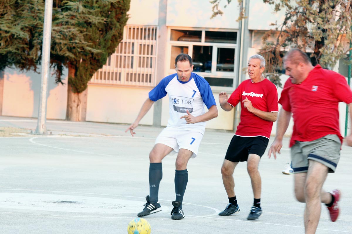 Na Stanovima se uz boćarski turnir održao i revijalni nogometni turnir. Osim prijavljenih ekipa, snage su ponovno odmjeravali liječnici Opće bolnice Zadar i predstavnici poglavarstva Grada Zadra. Na Stanovima se uz boćarski turnir održao i revijalni nogometni turnir. Osim prijavljenih ekipa, snage su ponovno odmjeravali liječnici Opće bolnice Zadar i predstavnici poglavarstva Grada Zadra.